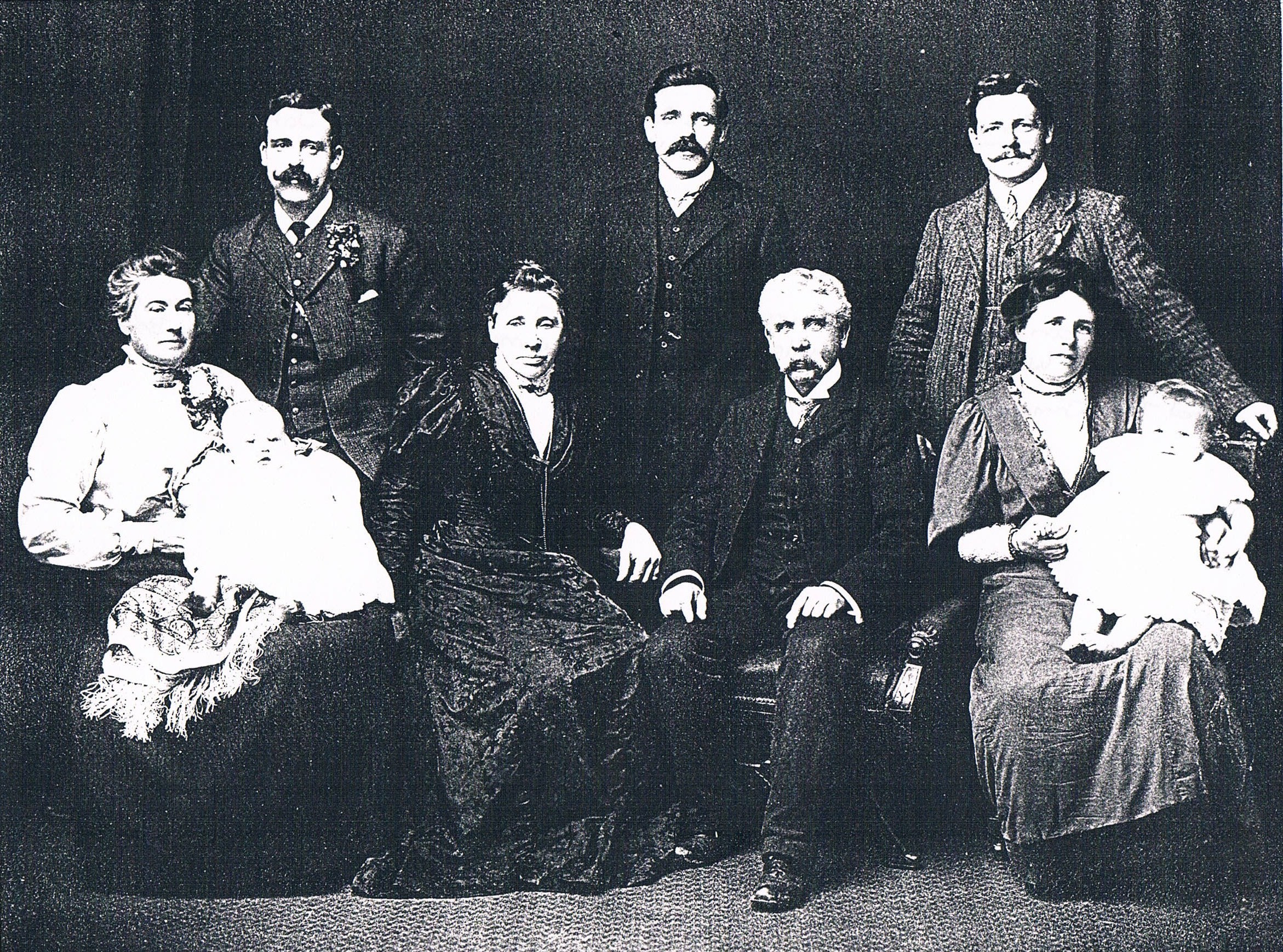 Photo of photos/Ann Wilson nee McLennan fam grp